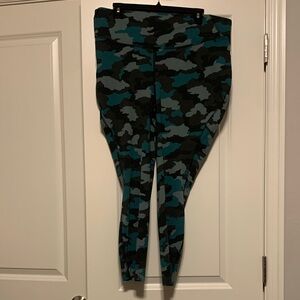 Lululemon Camouflage Leggings, size 18, 25in
Excellent Condition
